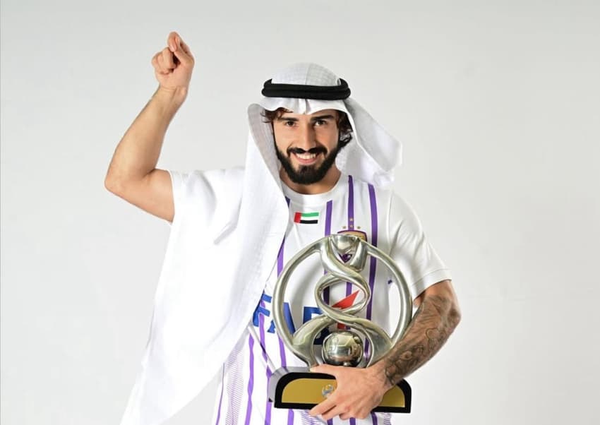 Erik com troféu de camp~ão do Al-Ain