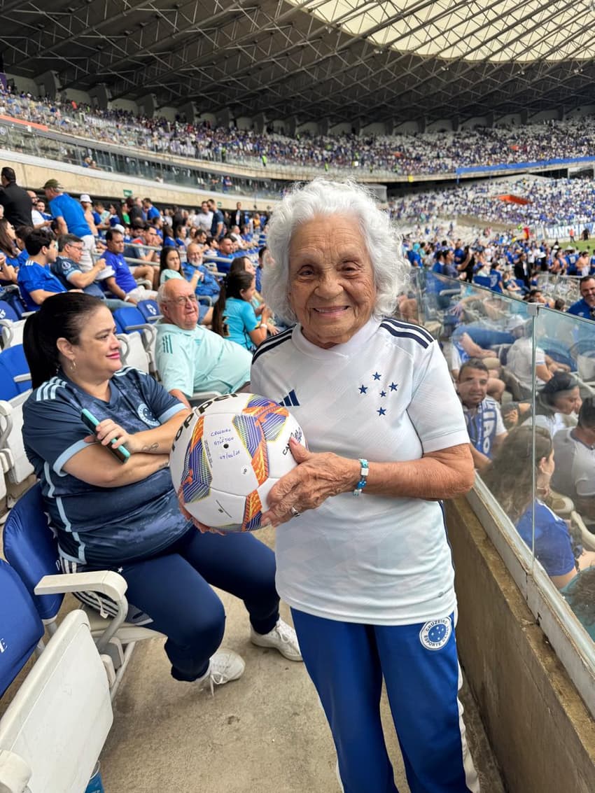 Vó Miracy, torcedora do Cruzeiro, em jogo no Mineirão (Foto: Arquivo pessoal)