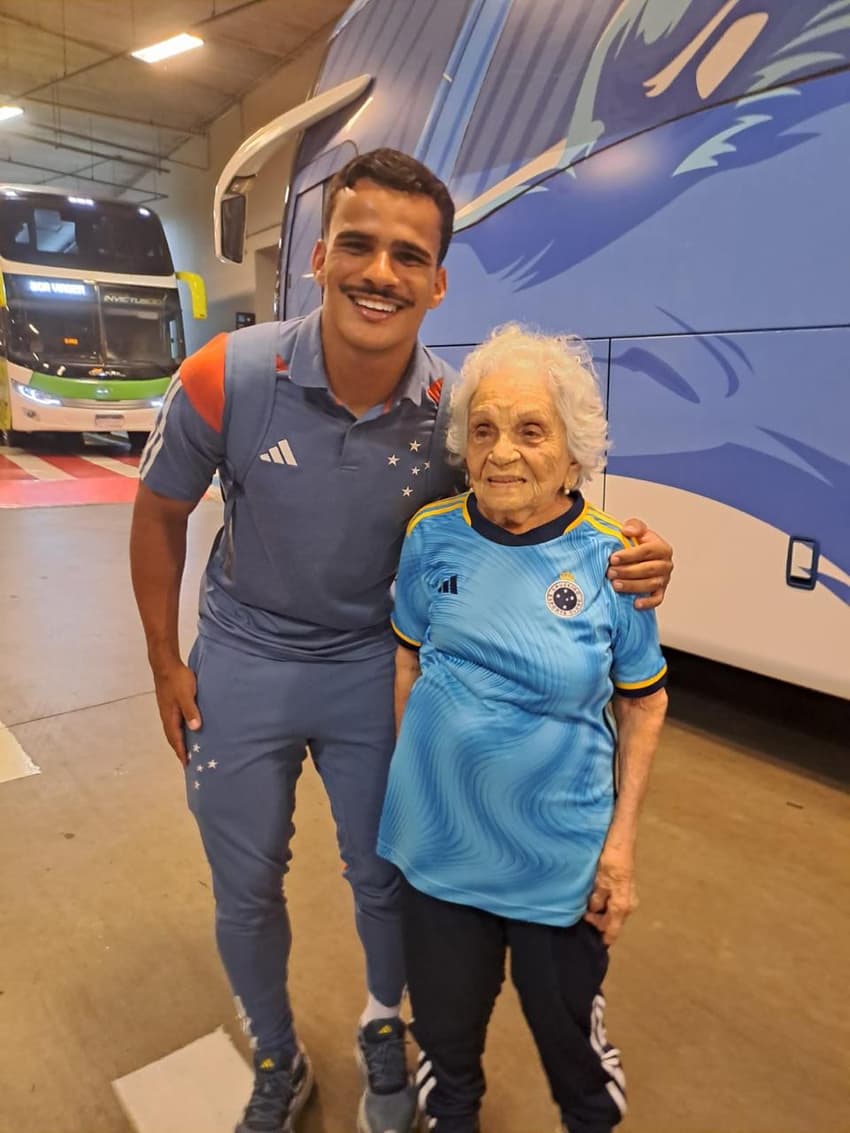 Vó Miracy, torcedora do Cruzeiro, com o lateral Kaiki (Foto: Arquivo pessoal)