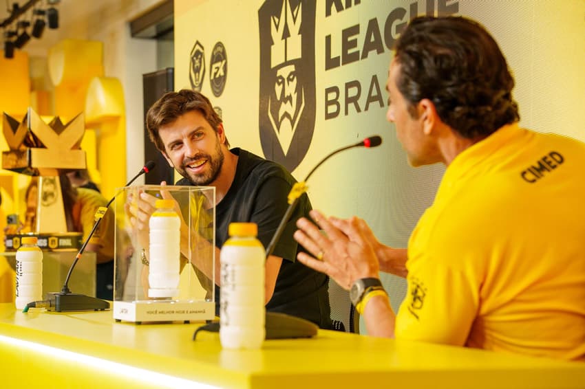 Piqué e João Adibe, CEO da Cimed, em anúncio de parceria entre Kings League e Lavitan