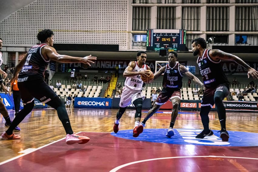 Lucas Dias e Georginho, do Franca, marcam Alexey Borges, do Flamengo, em jogo do NBB (Foto: Hermes de Paula/CRF)