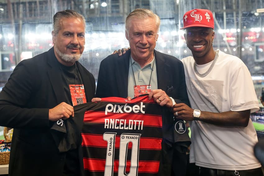 Vini Jr no Maracanã ao lado de Ancelotti e José Boto (Foto: Divulgação/Flamengo)