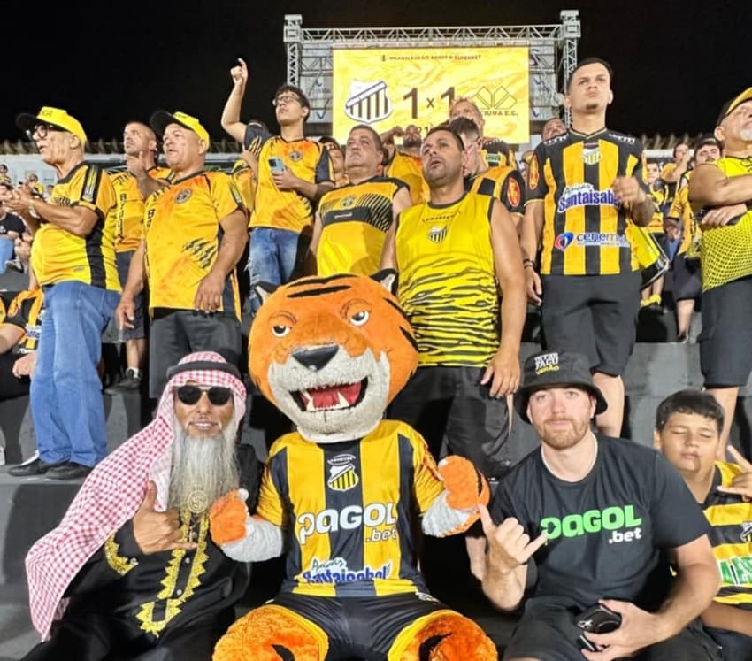 Sheik e torcedores do Novorizontino (Foto: Reprodução)