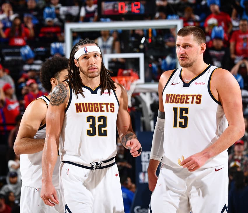 Aaron Gordon e Nikola Jokic em jogo entre Nuggets e Thunder na NBA (Foto: Juan Ocampo/NBAE via Getty Images/AFP)