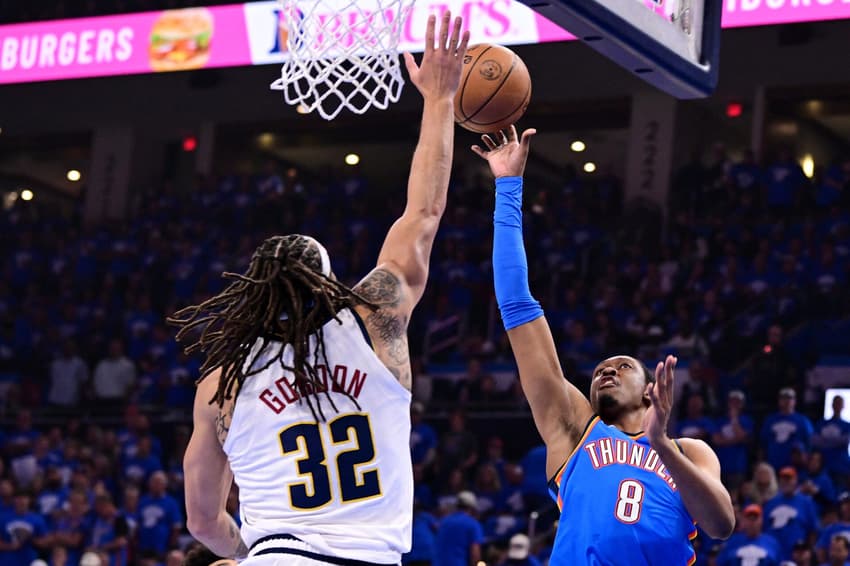 Jalen Williams, do Thunder, e Aaron Gordon, do Nuggets, durante jogo 7 dos playoffs da NBA (Foto: Joshua Gateley/Getty Images/AFP)