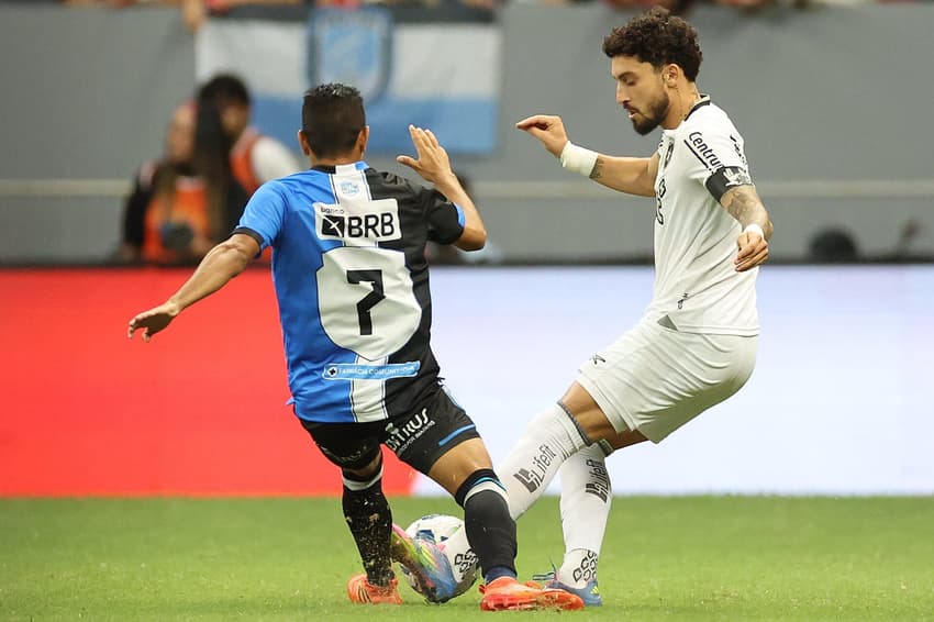 Alex Telles foi o único titular que alinhou no Botafogo para enfrentar o Capital-DF