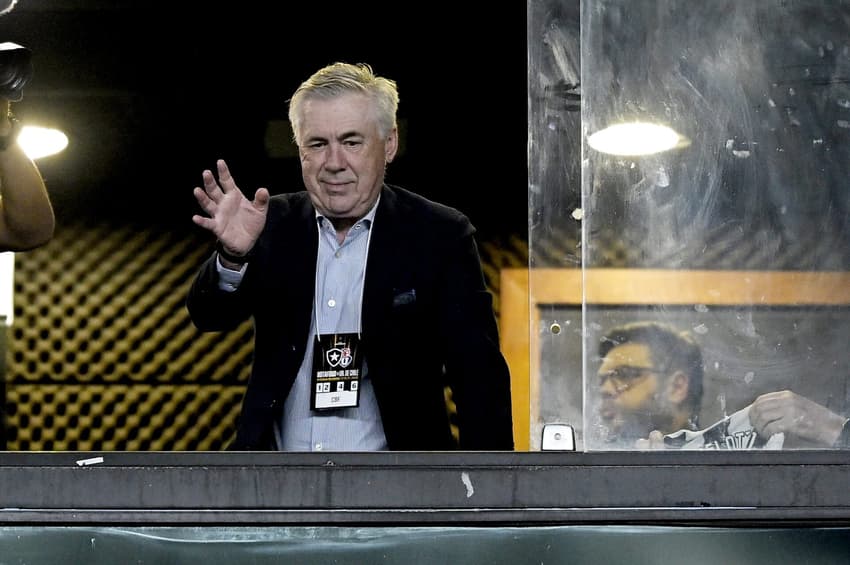 Carlo Ancelotti, novo técnico da Seleção Brasileira, antes da partida entre Botafogo e o Universidad de Chile no Nilton Santos