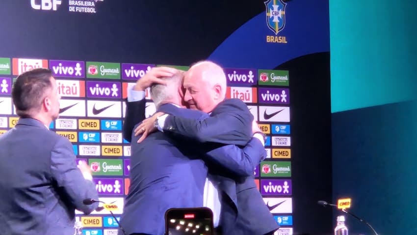 Felipão cumprimenta Ancelotti