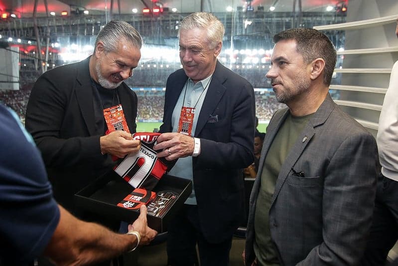Ancelotti marcou presença no Maracanã, no jogo do Flamengo