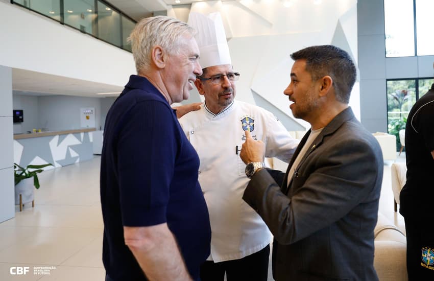 Carlo Ancelotti, o chef Jaime Maciel e Rodrigo Caetano na Granja Comary, em Teresópolis