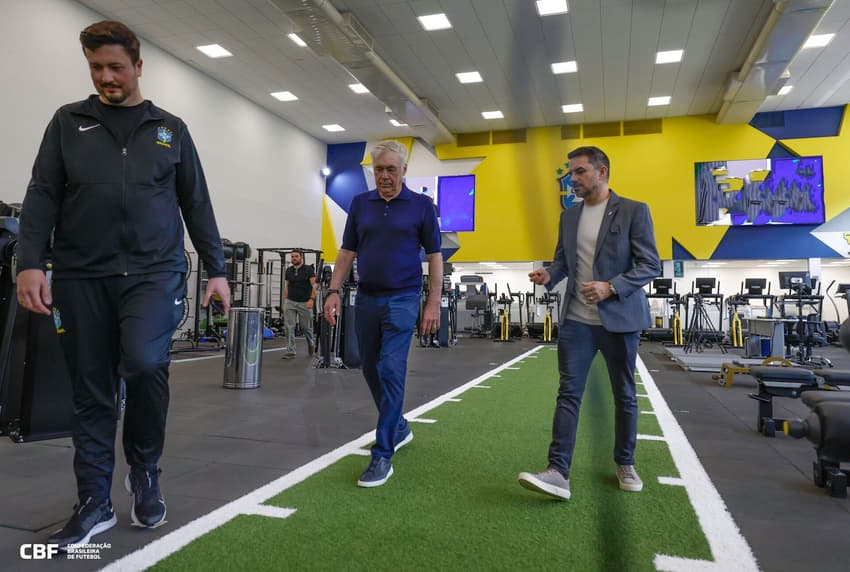 Carlo Ancelotti e Rodrigo Caetano no Centro de Excelência, na Granja Comary, em Teresópolis