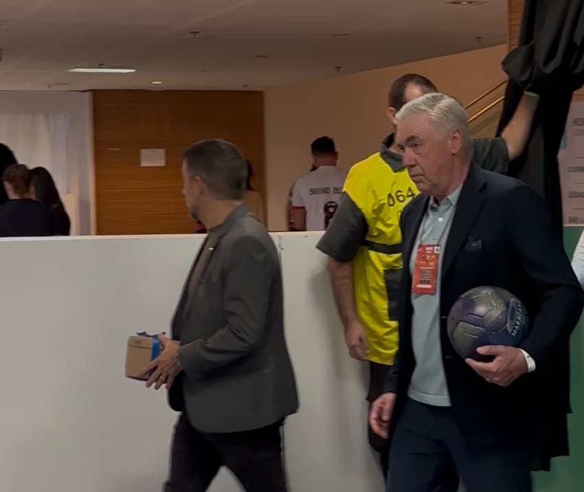 Ancelotti na chegada ao Maracanã para o jogo do Flamengo (Foto: Lucas Bayer/Lance!)