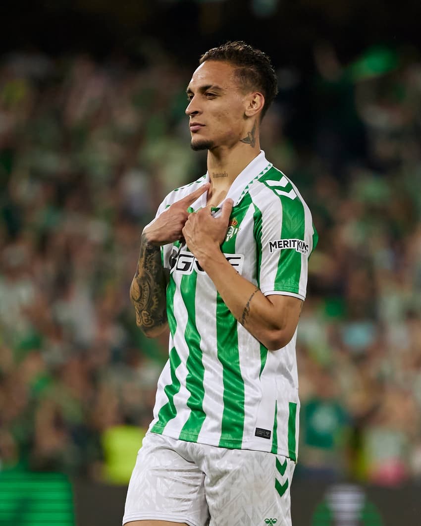 Antony comemorando gol pelo Real Bétis