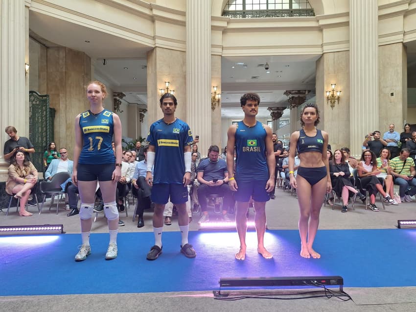 Foram apresentados os uniformes de quadra e praia
