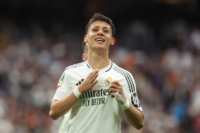 Arda Güler comemora golaço marcado em Real Madrid x Celta de Vigo pela 34ª rodada de La Liga (Foto: Pierre-Philippe MARCOU / AFP)