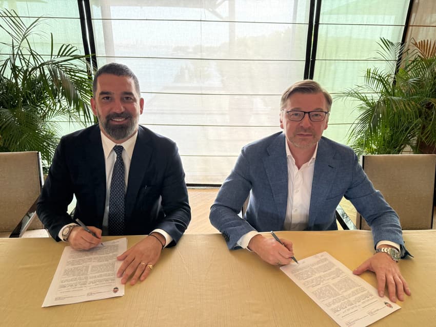 Arda Turan assinando contrato com o Shakhtar Donetsk