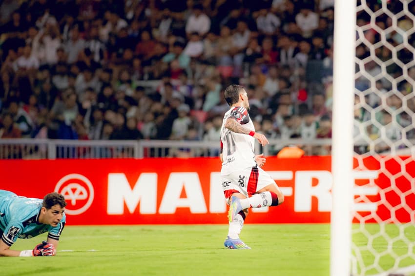 Arrascaeta abre o placar para o Flamengo no jogo contra o Central Córdoba