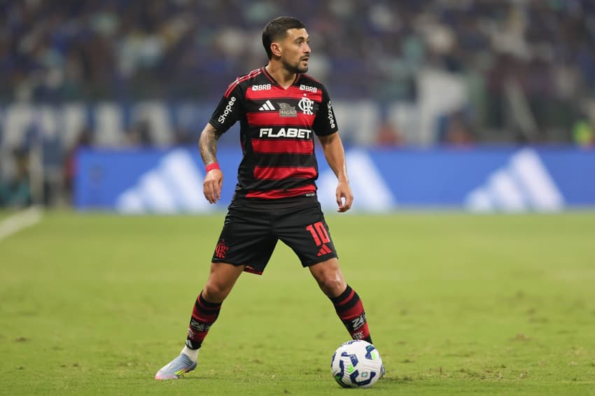 Arrascaeta em ação contra o Cruzeiro