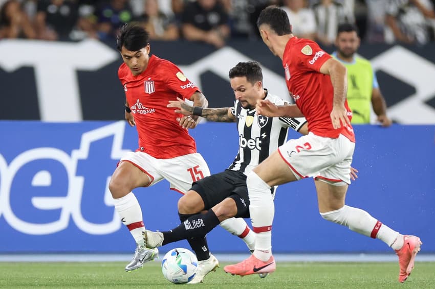 Artur teve boa atuação pelo Botafogo diante do Estudiantes