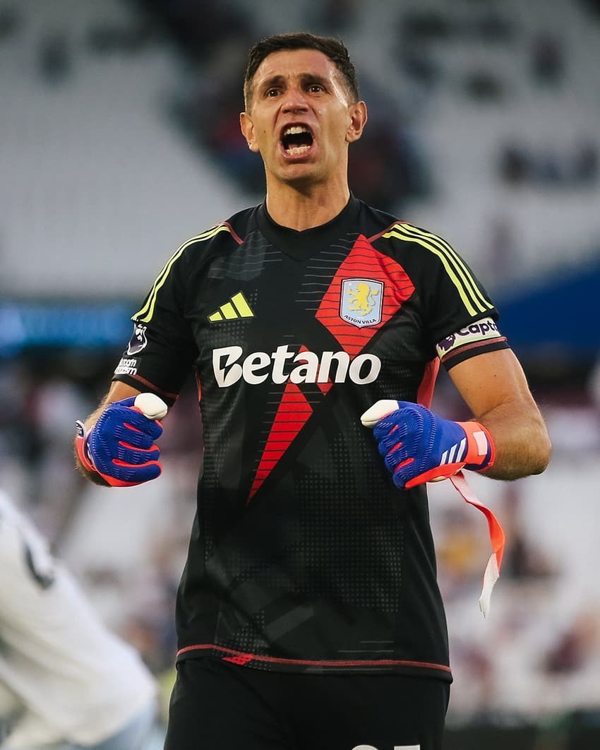 Dibu Martínez comemorando vitória do Aston Villa