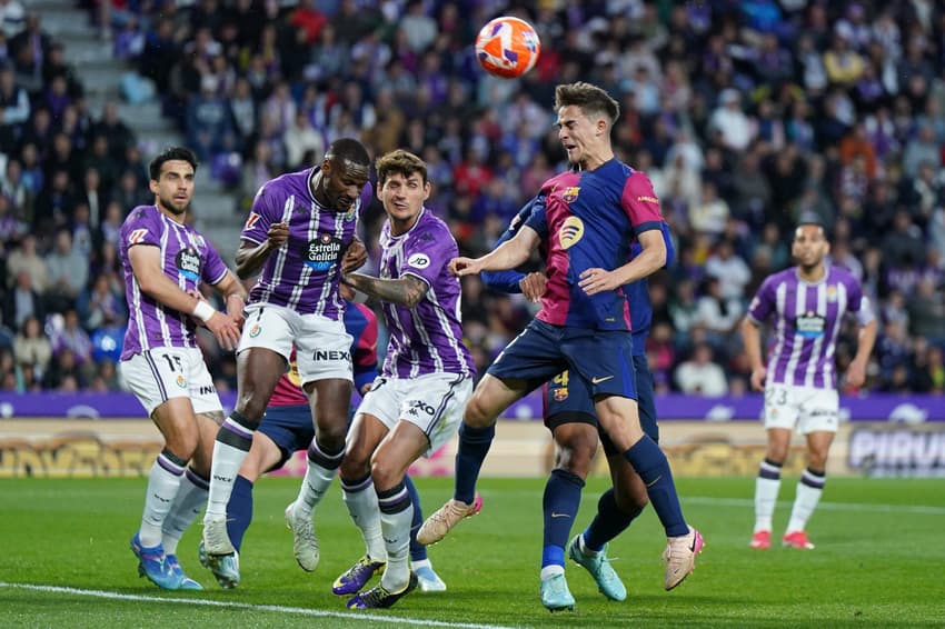 Gavi disputa a bola no jogo do Barcelona contra o Valladolid