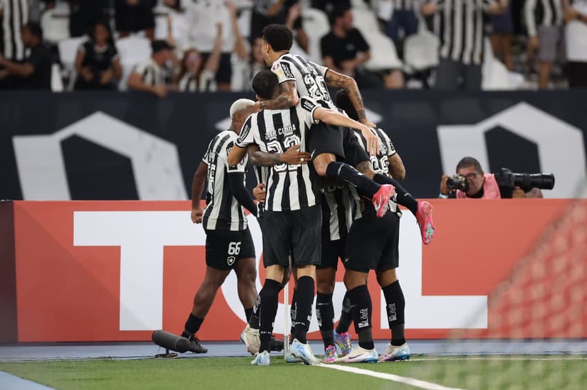 Jogadores do Botafogo comemoram primeiro gol sobre o Estudiantes