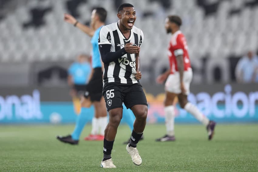 Cuiabano comemora golaço diante do Internacional