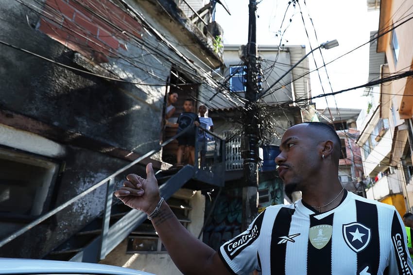 Marlon Freitas foi à favela Tavares Bastos para o Tour da Taça do Mundial de Clubes da Fifa