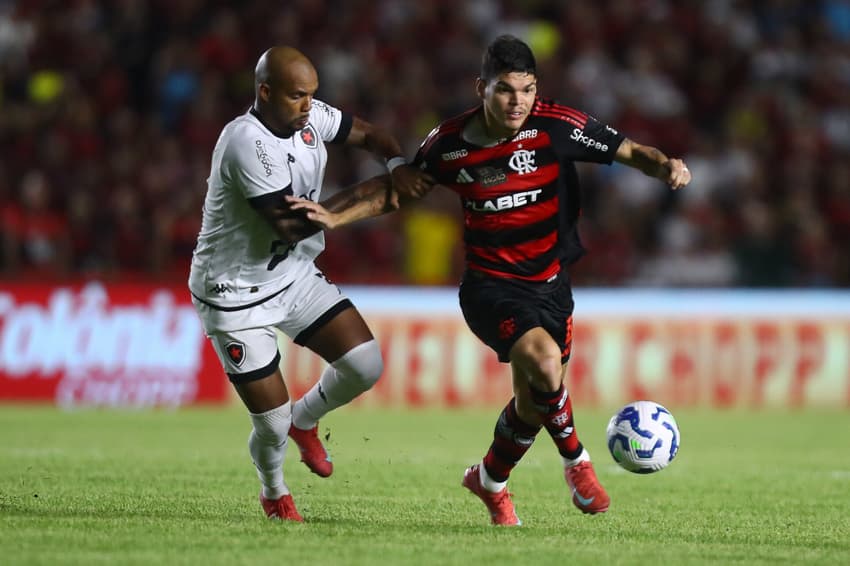 Ayrton Lucas em ação no jogo do Flamengo contra Botafogo-PB pela Copa do Brasil