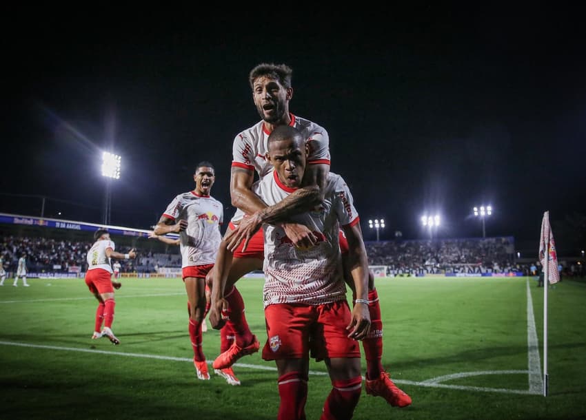 Juninho Capixaba e Jhon Jhon comemoram gol no jogo do Bragantino contra o Juventude