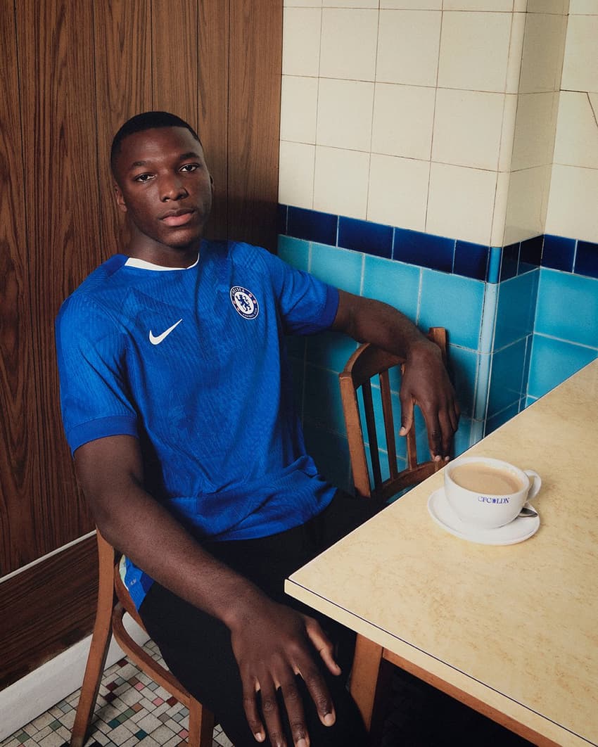 Moises Caicedo, volante do Chelsea, é um dos modelos do anúncio da nova camisa dos Blues (Foto: Divulgação)