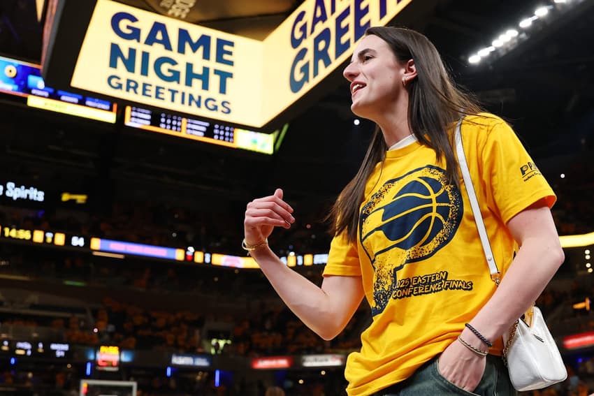 Caitlin Clark durante jogo 6 entre Pacers e Knicks pelos playoffs da NBA (Foto: Gregory Shamus/Getty Images/AFP)