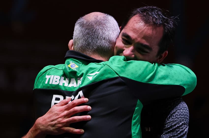 Hugo Calderano comemora com o técnico a vitória nas quartas de final