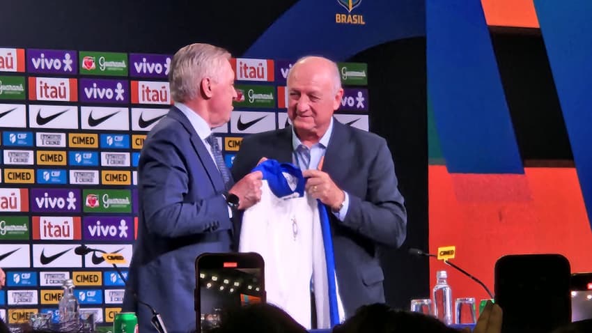 Carlo Ancelotti recebe camisa das mãos de Felipão