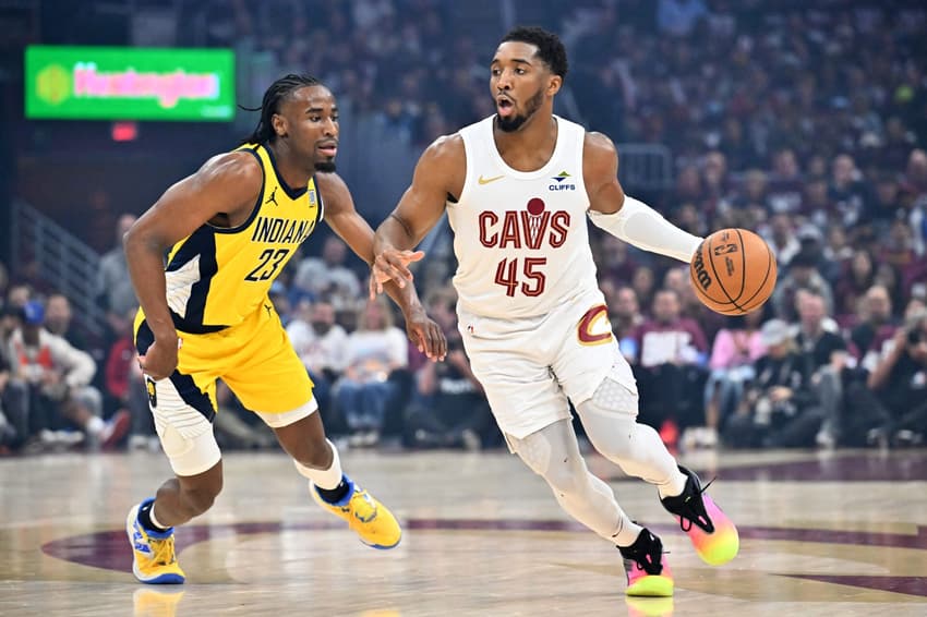 Aaron Nesmith, do Pacers, e Donovan Mitchell, do Cavaliers, em disputa nos playoffs da NBA (Foto: Jason Miller/Getty Images/AFP)