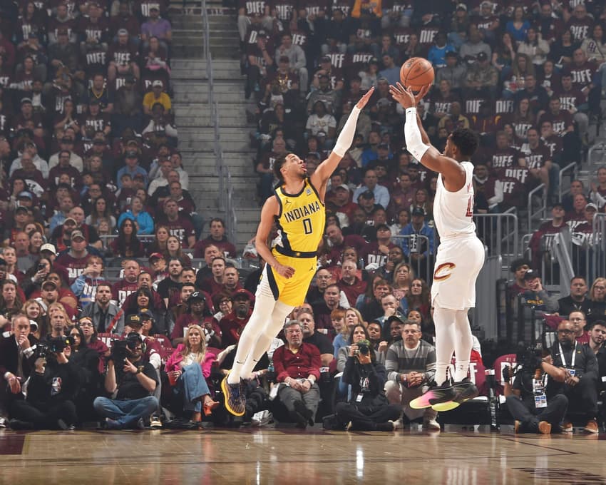 Tyrese Haliburton, do Pacers, em defesa contra o Cavaliers pelos playoffs da NBA (Foto: David Liam Kyle/NBAE via Getty Images/AFP)