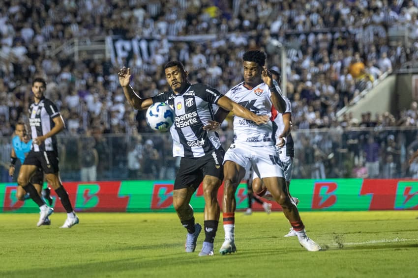 Sobral, do Ceará, durante partida contra o Vitória no estádio Presidente Vargas (Foto: Lucas Emanuel/AGIF)