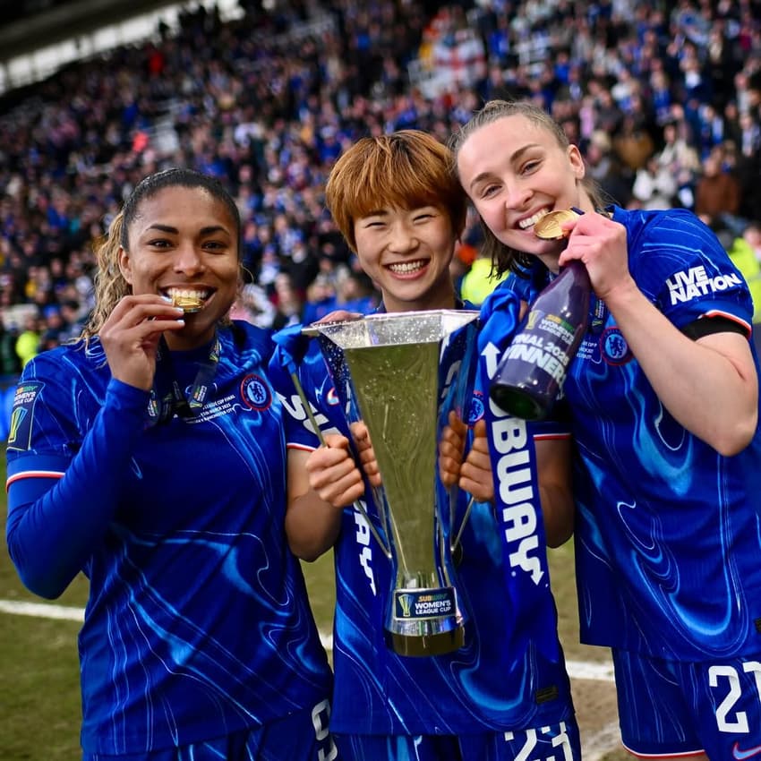 Catarina Macário com as companheiras do Chelsea.