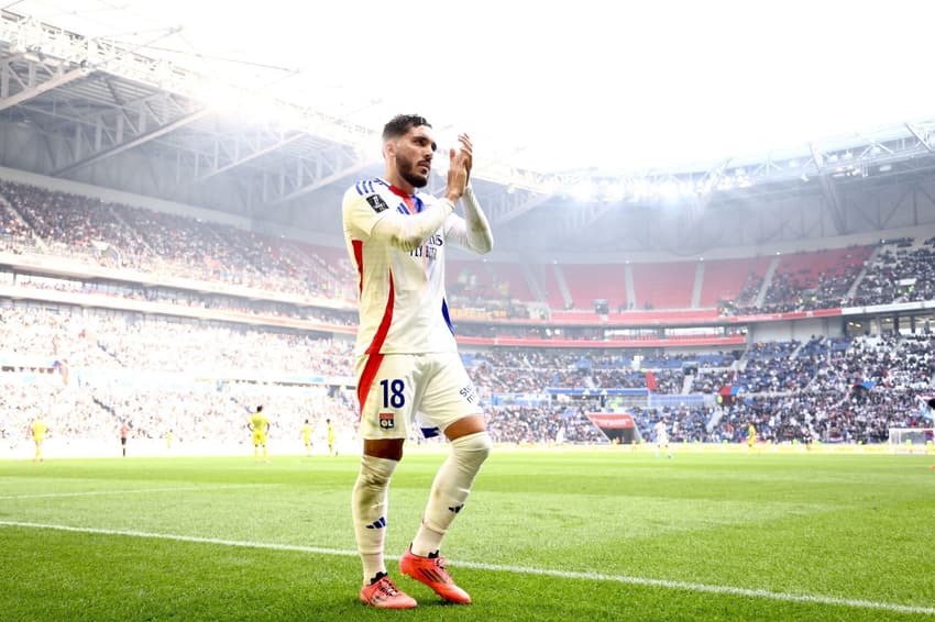 Rayan Cherki, alvo do Manchester City para o Mundial, pelo Lyon (Foto: Reprodução/Ligue 1)