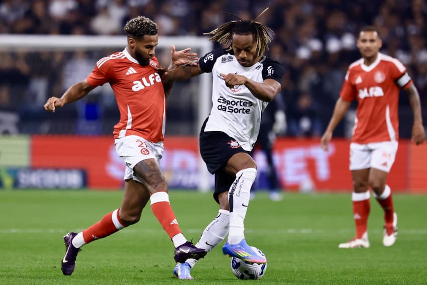 André Carrillo em ação no jogo do Corinthians contra o Inter