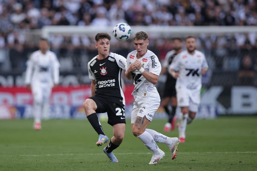 Breno Bidon, do Corinthians, disputa lance com Rollheiser, do Santos