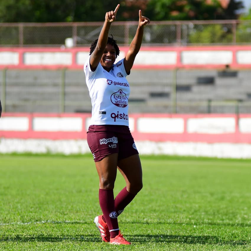 Cris comemora gol de empate da Ferroviária diante do Fluminense. Foto: Rafael Zocco/Ferroviária