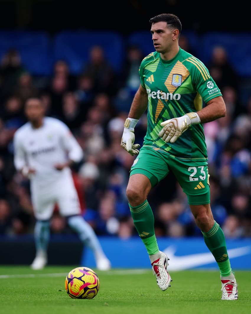Dibu Martínez em ação pelo Aston Villa