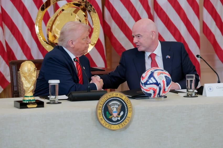Donald Trump e Gianni Infantino apertam as mãos