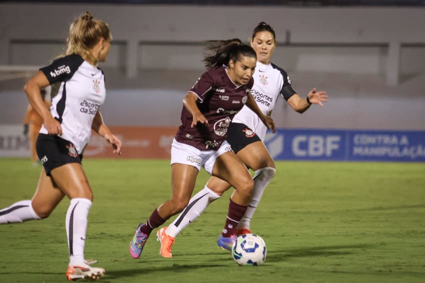 Ferroviária e Corinthians duelam pelo Brasileirão Feminino.