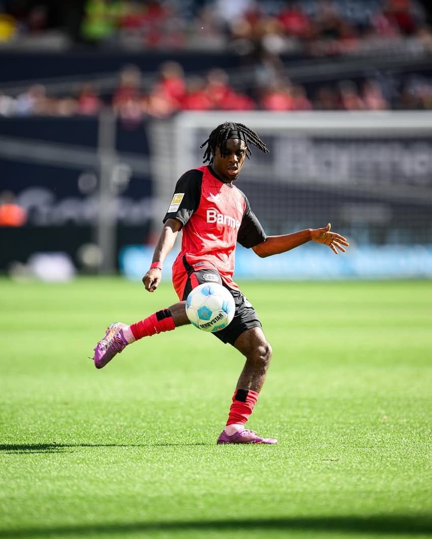 Frimpong em jogo do Bayer Leverkusen