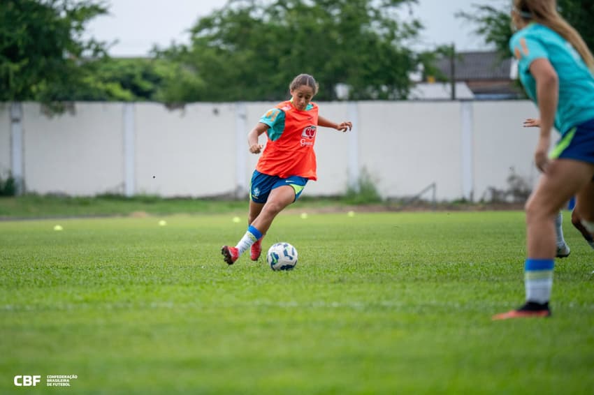 Gabi Rolnik treina com a Seleção Brasileira antes do jogo contra o Equador no Sul-Americano Sub-17