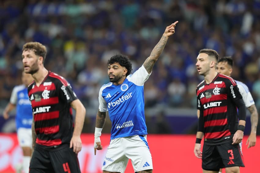 Gabigol em ação contra o Flamengo (Foto: Gilson Lobo/AGIF)