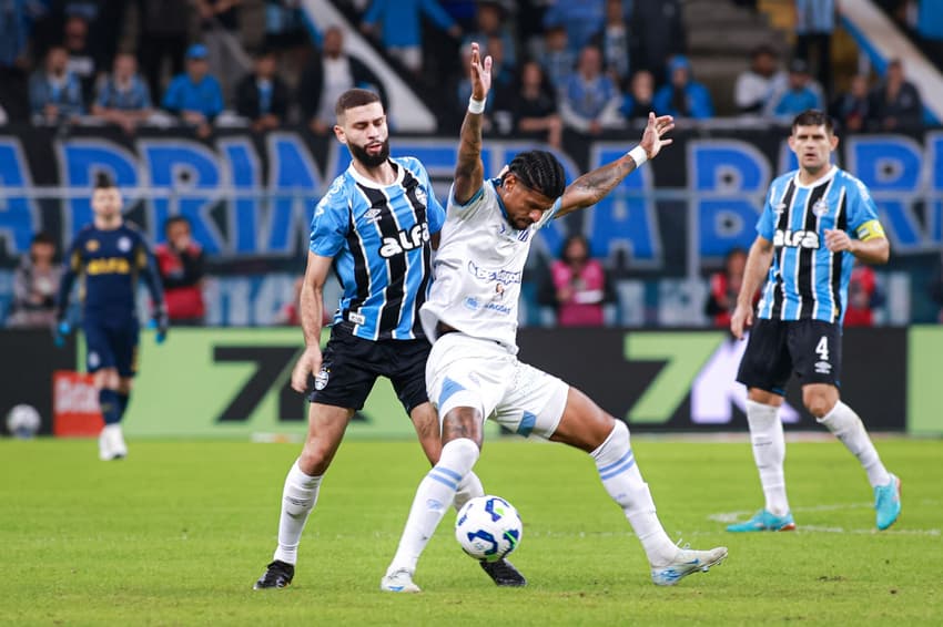 Wagner Leonardo, do Grêmio, disputa lance com Tiago Marques, do CSA, pela Copa do Brasil