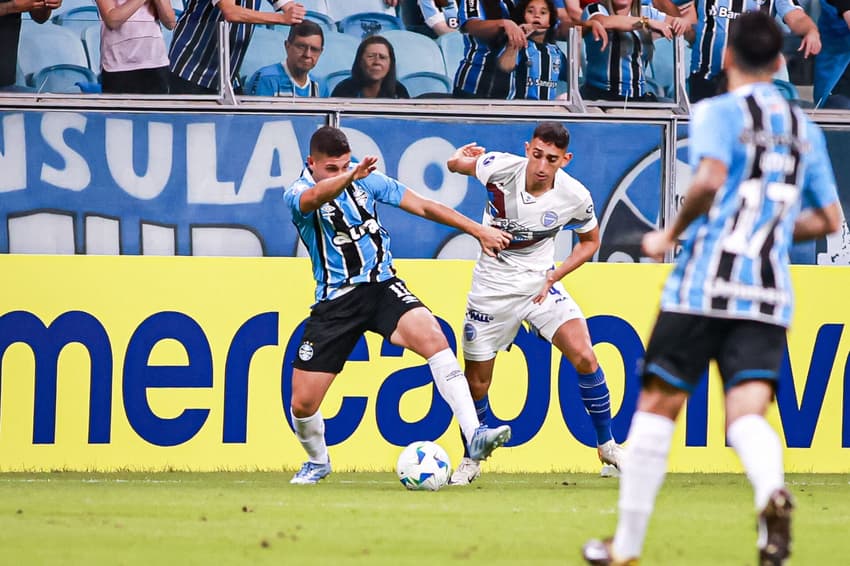 Miguel Monsalve, do Grêmio, disputa lance com Arce Lucas, do Godoy Cruz, durante partida na Arena do Grêmio pela Sul-americana 2025